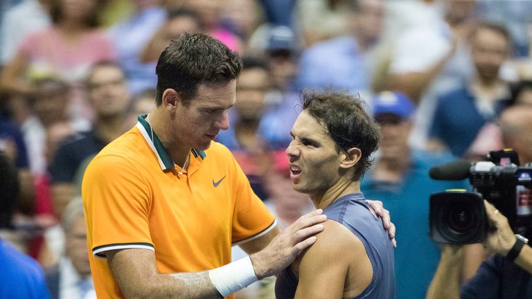 Juan Martin del Potro tröstet Rafael Nadal nach dem Halbfinale - der Spanier muss verletzungsbedingt aufgeben.