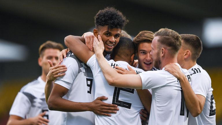 Die deutschen U21-Spieler bejubeln einen der sechs Treffer der DFB-Auswahl in Irland. Cedric Teuchert (2. v. r.) traf gleich drei Mal.