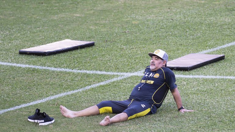 Auch ein Fußball-Gott braucht mal eine Pause. Diego Maradona nimmt sich beim Training eine Auszeit.
