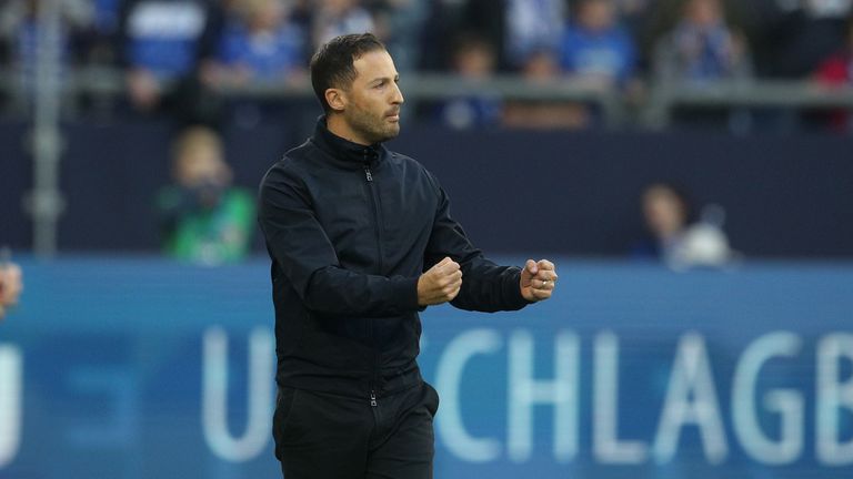 Schalkes Trainer Domenico Tedesco freut sich über den ersten Saisonsieg in der Bundesliga.