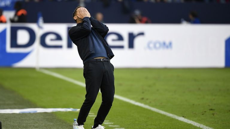 Domenico Tedesco durchlebte vor der Schalker Bank im Spiel gegen Mainz ein Wechselbad der Gefühle.