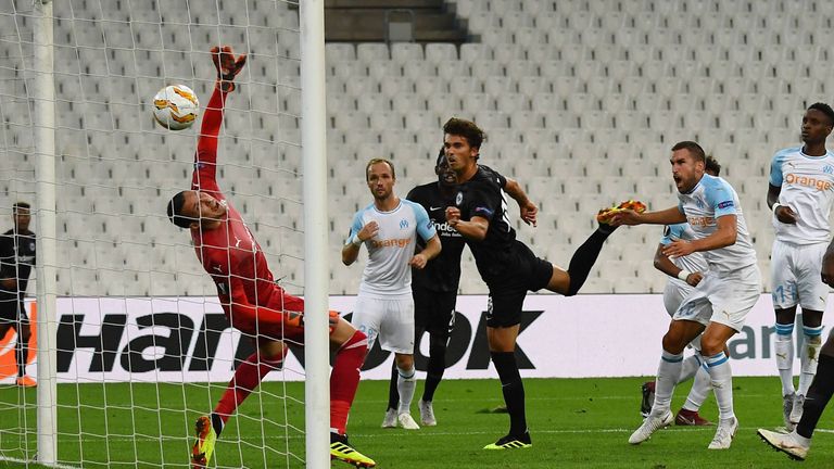 Frankfurts Lucas Torro erzielt mit einem Kopfball das 1:1 bei Olympique Marseille.