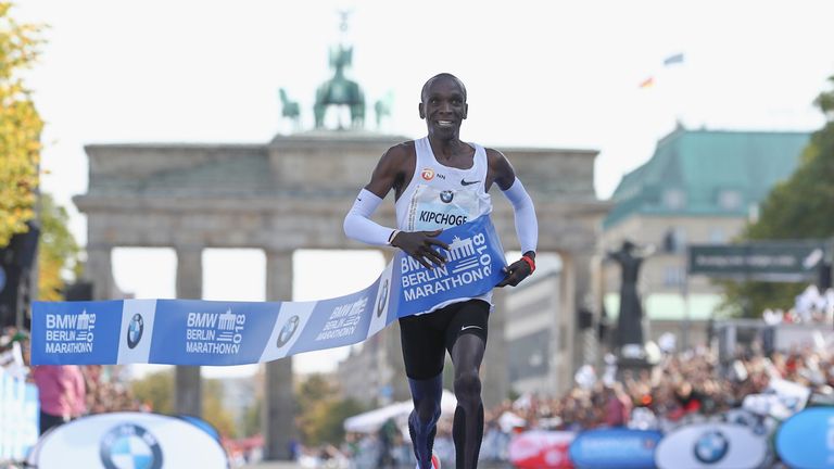 Der Kenianer Eliud Kipchoge stellt beim Berlin-Marathon einen neuen Weltrejkord auf. 