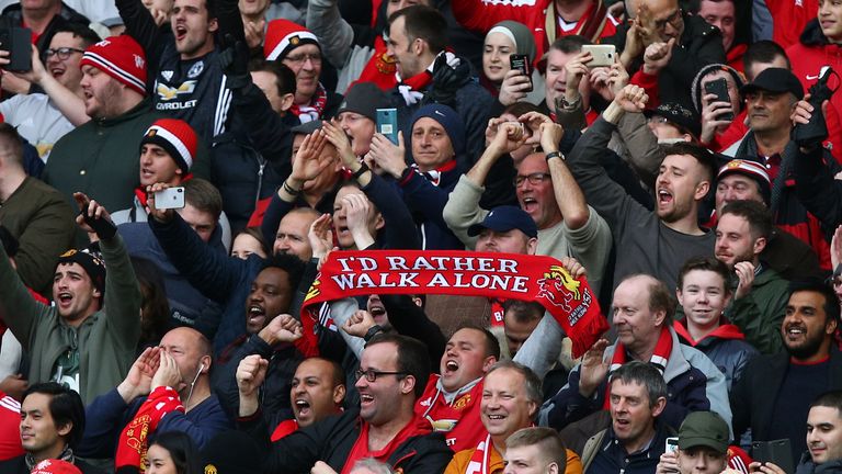 Die Fans von Manchester United sind über die Platz-Situation in der Champions League not amused. 