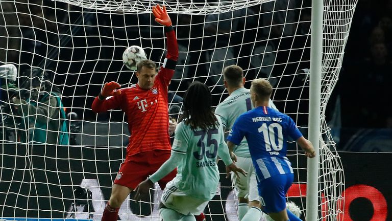 Bayern-Keeper Manuel Neuer hat keine Chance gegen Herthas Ondrej Duda. 