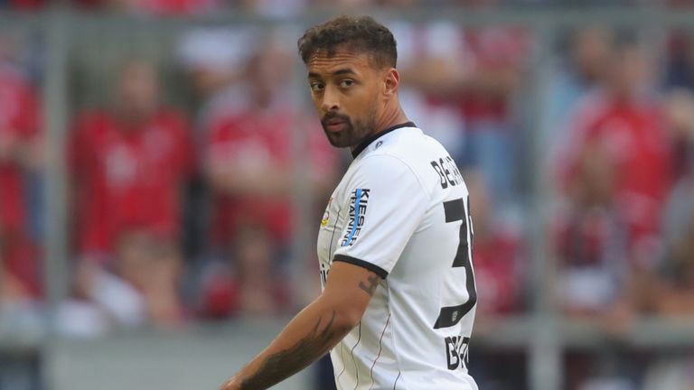 Entschuldigt sich nach seinem Foul an Rafinha: Leverkusens Karim Bellarabi. 