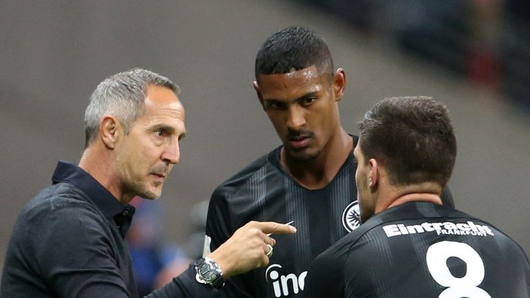 Hütter bespricht sich mit den Eintracht-Spielern.