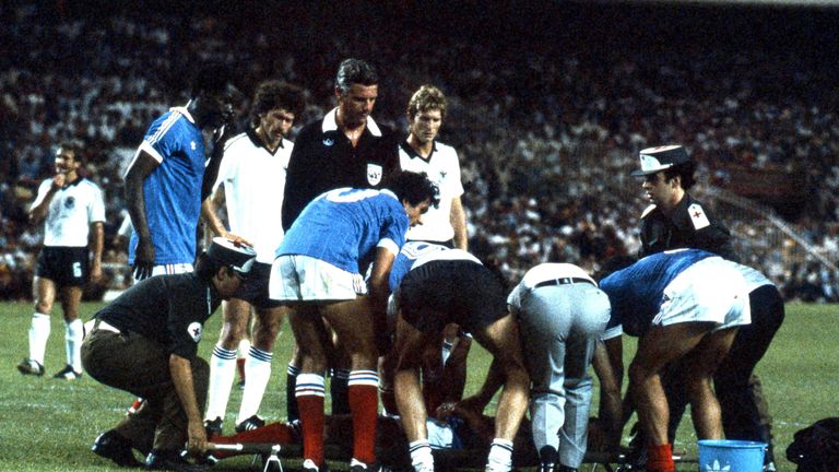 Überschattet wird die Partie vom heftigen Zusammenprall zwischen Tony Schumacher und Patrick Battiston. Der Franzose wurde  mit angebrochenem Halswirbel und einer Gehirnerschütterung vom Platz getragen.