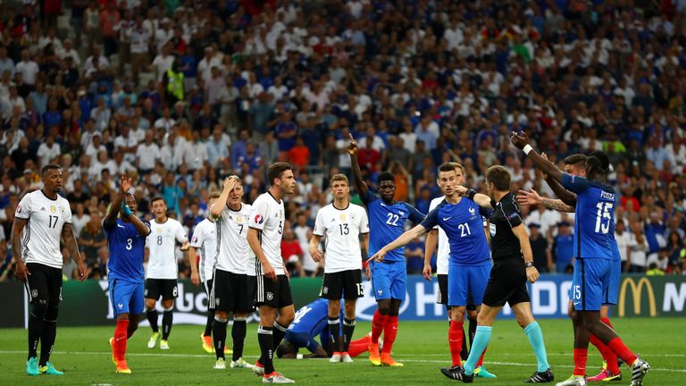 EM 2016 in Frankreich: Wieder einmal treffen die beiden großen Fußballnationen in einem Halbfinale aufeinander, diesmal hat unser Nachbar das bessere Ende für sich. Bastian Schweinsteiger verschuldet einen Handelfmeter, Antoine Griezmann verwandelt.