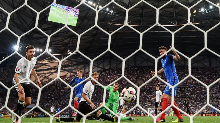 In Halbzeit zwei trifft Griezmann erneut und macht den Final-Einzug für sein Team perfekt. Es ist die erste Niederlage gegen Frankreich bei einem Turnier und das bisher letzte Aufeinandertreffen. Am Donnerstag kommt ein weiteres Kapitel hinzu. 