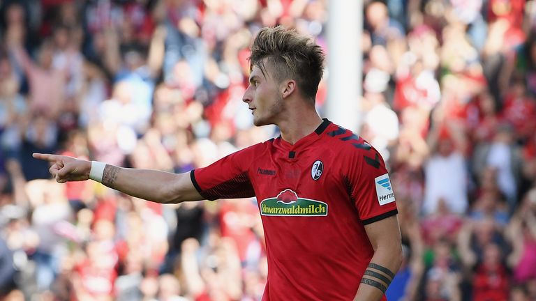 Bereits bei seinem alten Klub SC Freiburg hatte Philipp, der auch als linker oder rechter Flügel eingesetzt werden kann, seine Qualitäten als Torjäger unter Beweis gestellt. Der BVB holte ihn 2017 für stolze 20 Millionen Euro.