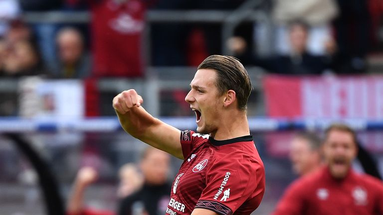 Angriff - Törles Knöll (1. FC Nürnberg): Nach seiner Einwechslung ließ der Youngstar die Nürnberger gleich doppelt jubeln. Erst schoss Knöll Hannovers Waldemar Anton zum 1:0-Eigentor an, dann traf  er selbst zum 2:0.