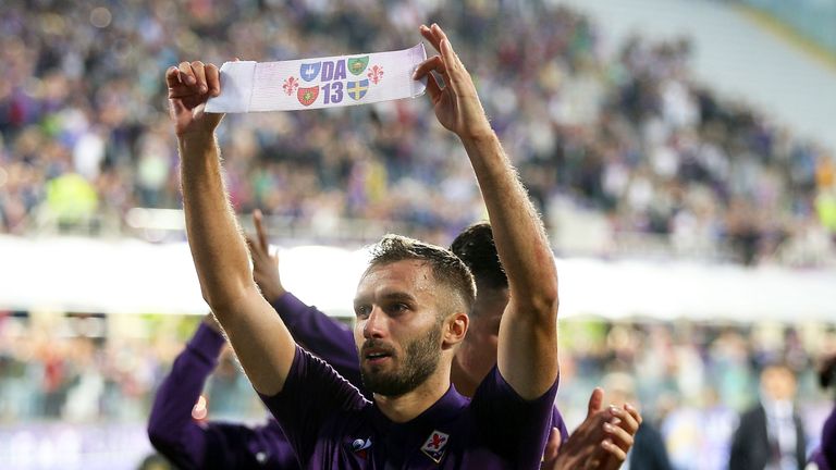 Florenz-Kapitän German Pezzella zeigt die Kapitänsbinde zu Ehren von Davide Astori.