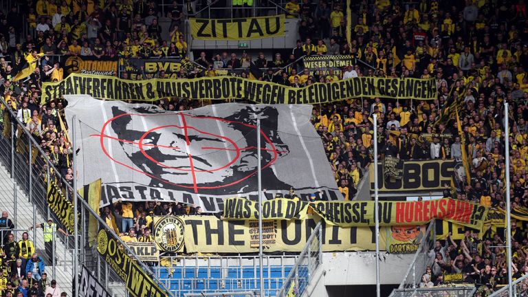 Die Anhänger von Borussia Dortmund präsentieren Banner mit Dietmar Hopp.