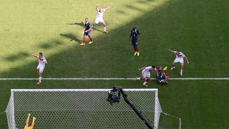 WM 2014 in Brasilien: Im Maracana köpt Mats Hummels in Spielminute zwölf das goldene Tor für Deutschland. In der brasilianischen Hitze liefern sich die Teams eine intensive Partie. Frankreich hat Chancen zum Ausgleich...