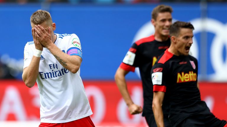 Aaron Hunts schwacher Elfer war bezeichnend für das desaströse Auftreten des HSV gegen Regensburg. 