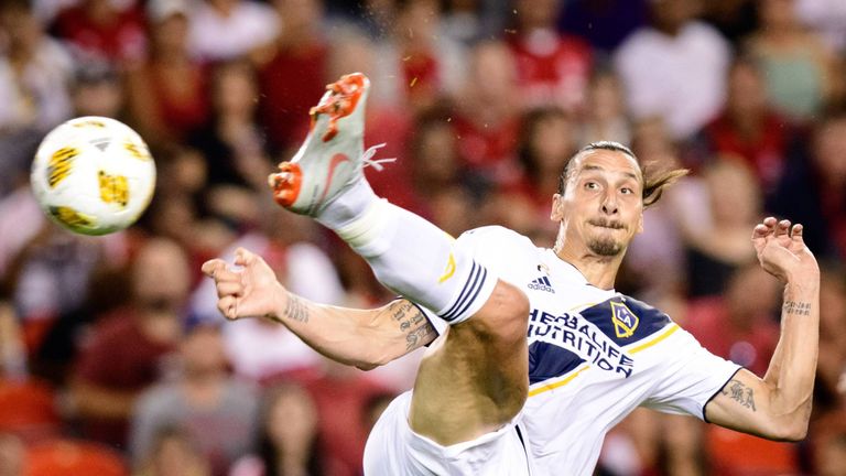 Schwedens Superstar Zlatan Ibrahimovic feiert per Karate-Kick sein 500. Karriere-Tor. 