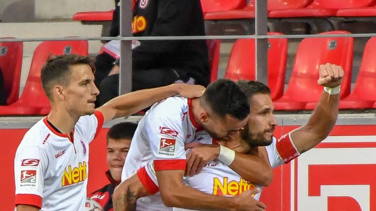 Marco Grüttner lässt sich von den Teamkollegen feiern.