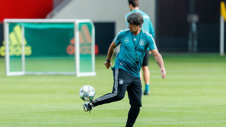 Trainer: Der Bundestrainer steht unter strenger Beobachtung. Abgesehen von diesem Jahr führte er den DFB bei jedem Turnier mindestens ins Halbfinale und 2014 zum Titel. Deschamps ist aber Weltmeister-Trainer, bekommt deshalb den Punkt. 4:7