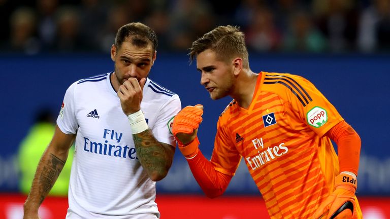 In der Hamburger Abstiegssaison 2017/2018 fiel Torwart Julian Pollersbeck (r.) zwei mal mit herausragenden Spielwerten am Leder auf: Gegen Hertha (83 Aktionen) und Stuttgart (84). Zum Klassenerhalt hat's trotzdem nicht gereicht.