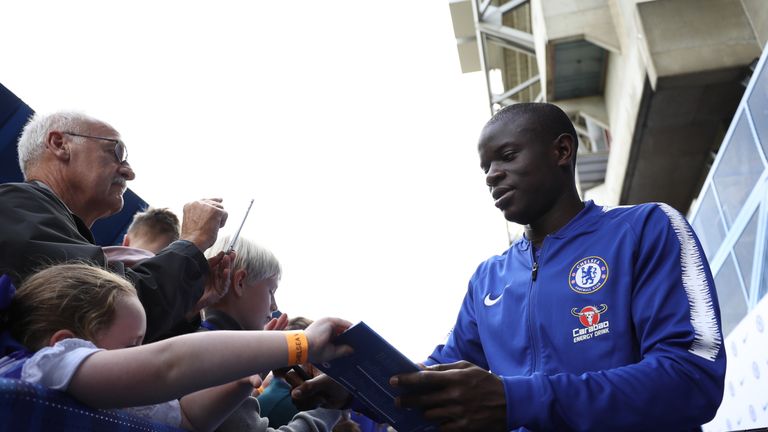 Weltmeister N'Golo Kante macht seinem Ruf als nettester Fußballer der Welt alle Ehre.