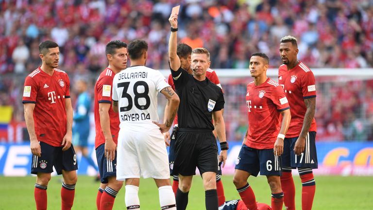 Karim Bellarabi sah nach Foul an Bayerns Rafinha die Rote Karte.
