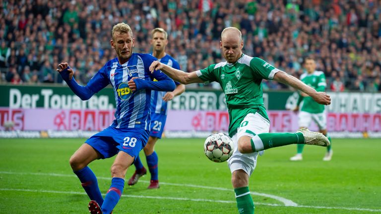 BREMEN, GERMANY - SEPTEMBER 25: Fabian Lustenberger of Hertha BSC and Davy Klaassen of Werder Bremen battle for the ball during the Bundesliga match between SV Werder Bremen and Hertha BSC at Weserstadion on September 25, 2018 in Bremen, Germany. (Photo by TF-Images/Getty Images)