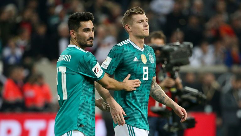 Defensives Mittelfeld: Auf der 'Sechs' rechnen wir mit Toni Kroos und Ilkay Gündogan. Der Star von Real Madrid ist im Verein und bei DFB mehr als gesetzt und lenkt das Spiel. Für Gündogan könnte auch der etwas offensivere Leon Goretzka auflaufen. 