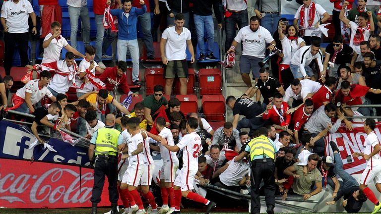 Beim Jubel zum 2:0 für den FC Sevilla bricht der Zaun des Gästebereichs ein - mindestens zwei Fans werden verletzt. 
