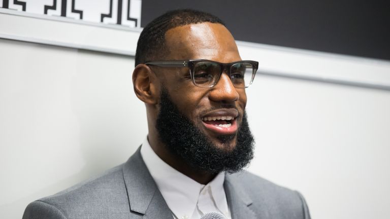 LeBron James soll Erinnerungen wecken: In den Neunzigern war Space Jam mit Michael Jordan in der Hauptrolle ein Kultfilm.