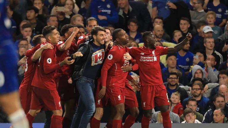 Ein Flitzer jubelt mit den Reds: Daniel Sturridge (r.) rettet Liverpool gegen den FC Chelsea einen Punkt.