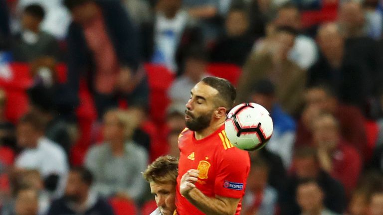 Nach diesem Zusammenprall mit Spaniens Dani Carvajal bleibt Englands Luke Shaw auf dem Boden liegen.