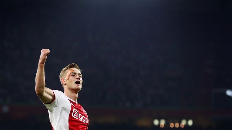 Matthijs de Ligt ist erst 19 Jahre alt, spielt bei Ajax Amsterdam schon seine dritte Saison im Profi-Kader und trägt die Kapitänsbinde. Der Innenverteidiger stand 2017 beim Europa-League-Finale gegen Manchester United sogar in der Startelf.