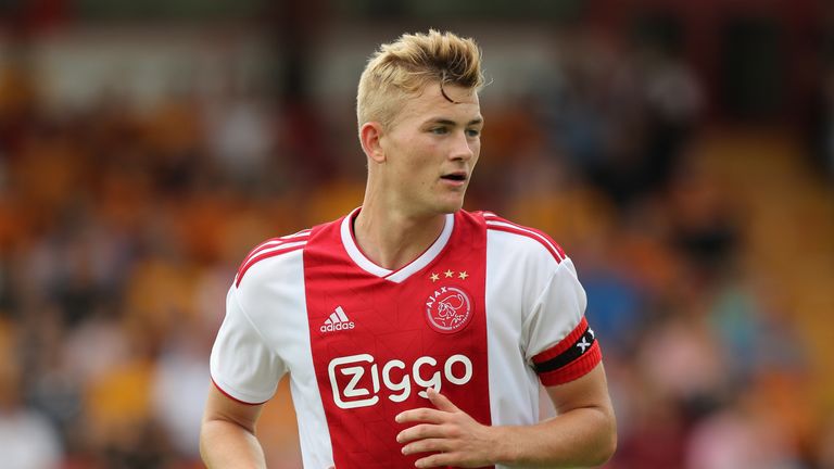 2016 erzielte der damals 17-Jährige ein Tor im nationalen Pokalwettbewerb der Niederlande und wurde damit der zweitjüngste Ajax-Torschütze nach Clarence Seedorf.
