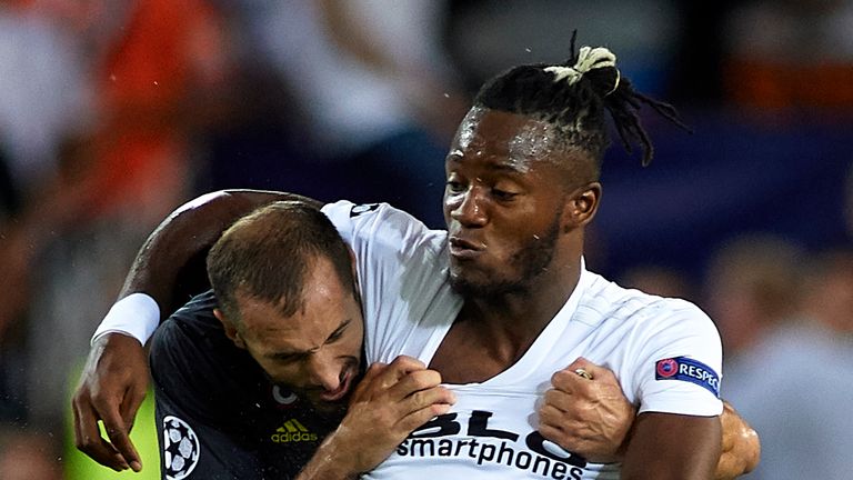 12. FC Valencia: In der Liga seit fünf Spieltagen ungeschlagen. Zuletzt feierte das Team von Ex-BVB-Stürmer Michy Batshuayi (r.) den ersten Saisonsieg. Die Tendenz zeigt nach oben. Nach dem 0:2 gegen Juventus geht’s zum kriselnden Team von ManUnited.