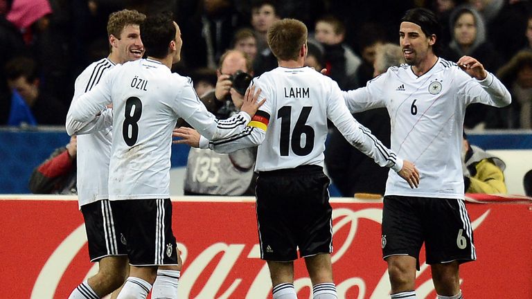 Sami Khedira erzielt den 2:1 Siegtreffer. Es ist der erste Sieg der DFB-Elf gegen Frankreich seit 26 Jahren.