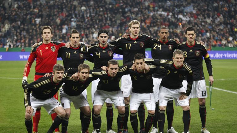 Die Qualitäten des Angreifers bleiben natürlich auch Bundestrainer Joachim Löw nicht verborgen. Am 3. März 2010 feiert Müller in der heimischen Allianz Arena gegen Argentinien sein Nationalmannschaftsdebüt.