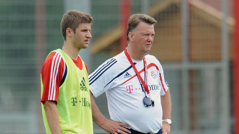 Der große Durchbruch erfolgt in der darauffolgenden Saison unter Trainer Louis van Gaal. Der Niederländer lässt Müller in allen 34. Bundesligaspielen auflaufen.