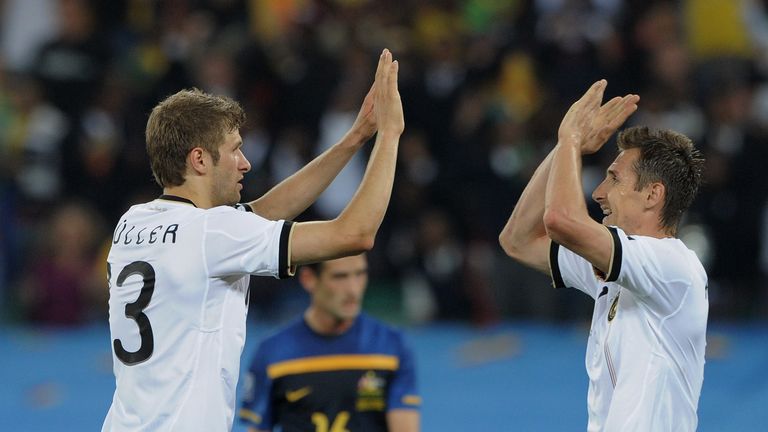Der Bayern-Profi gehört im folgenden Sommer auch zum Kader für die WM 2010 in Südafrika. Im ersten Gruppenspiel gegen Australien macht Müller schließlich sein erstes Länderspieltor.