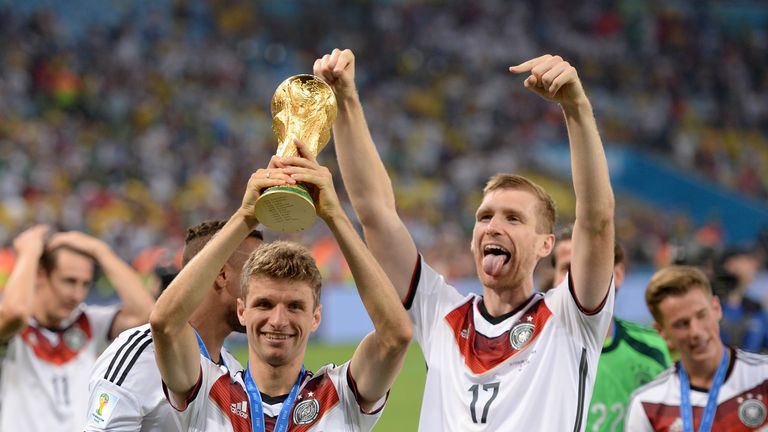Ein Jahr später ist er dann auch mit der Nationalmannschaft am Ziel der Träume eines jeden Fußballers: Er wird Weltmeister.