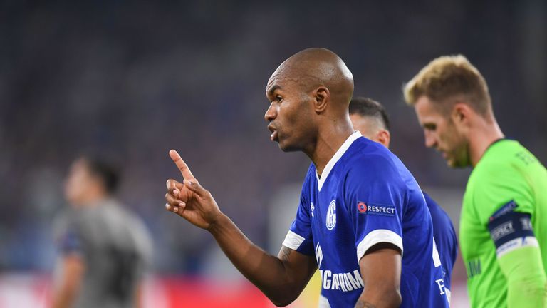 Schalkes Naldo verursachte beide Elfmeter für den FC Porto und klagte anschließend über die Entscheidung des Schiedsrichters beim zweiten Strafstoß.