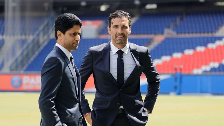 PSG-Boss Nasser Al-Khelaifi (l.) stellte zuletzt Gianluigi Buffon als neuen Starkeeper vor, jetzt steigt er mit seinem Klub ins Geschäft der Kryptowährungen ein.