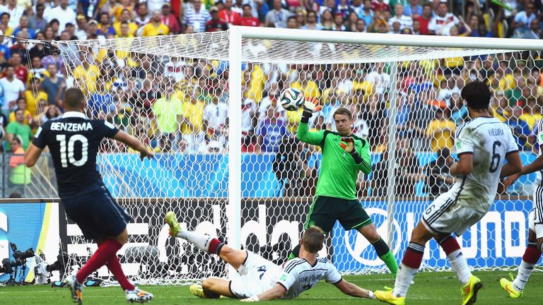 ...doch die Equipe scheitert immer wieder am überragenden Manuel Neuer. Unvergessen: Seine Parade in der Nachspielzeit gegen Karim Benzema. (Bild)