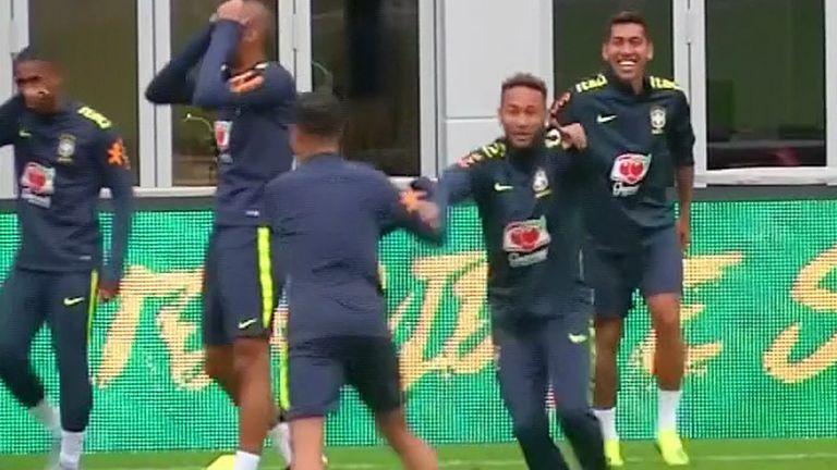 Neymar flippt nach einem Tunnel von Philippe Coutinho aus.
