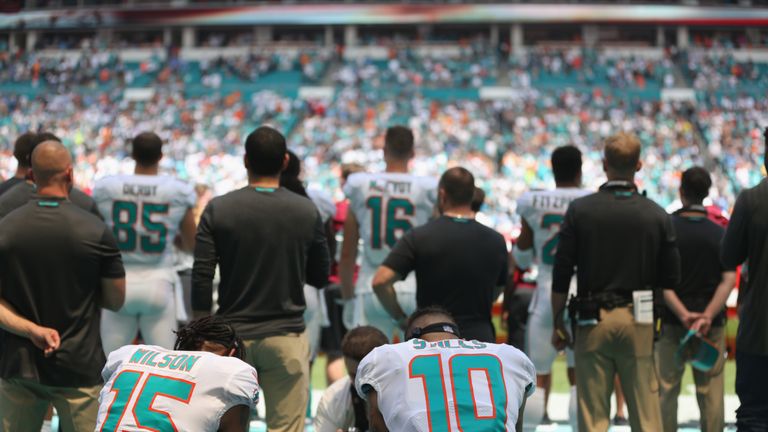 Kenny Stills (r.) und Albert Wilson von den Miami Dolphins knieten während der Nationalhymne vor dem Saisonauftakt gegen die Tennessee Titans.