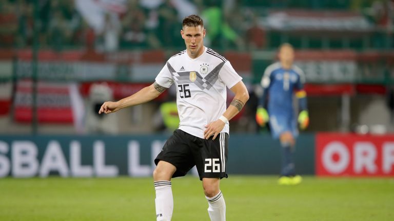 Mit 1,95m ist Abwehrspieler Niklas Süle der Hüne im deutschen Team. Den größten Peruaner überragt er damit noch um sechs (!) Zentimeter.