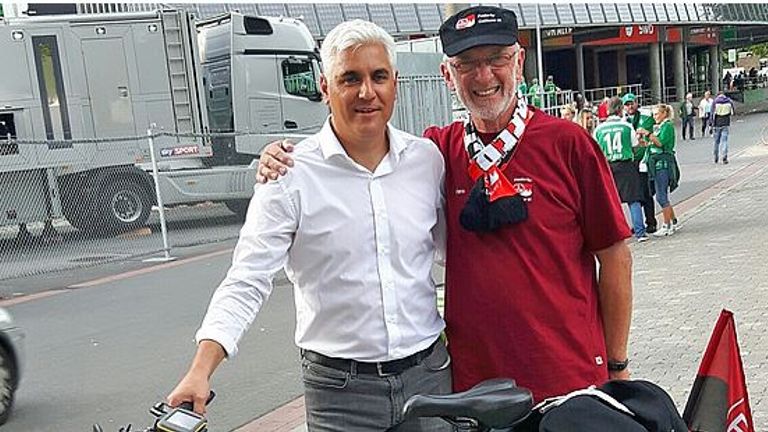 Hans Hoffmann (r.) radelte zum Auswärtsspiel seines Clubs nach Bremen. (Bildquelle: fcn.de)