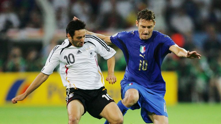 Beim der Heim-WM 2006 hatte Oliver Neuville die Ehre der Nummer 10. Auch zwei Jahre später trug er sie noch.