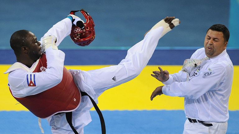 Kampfrichter-Tritt von Peking: Bei den olympischen Spielen 2008 kämpft Angel Matos um die Bronze -Medallie im Taekwondo. Allerdings wird er von Referee Chakir Chelbat disqualifiziert, als er eine Auszeit überzieht. Aus Frust tritt der Olympionik ...