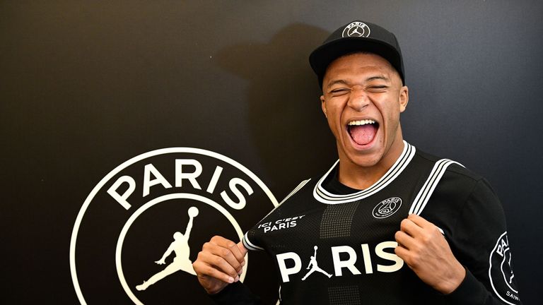 Sportartikelhersteller Nike setzt Paris Saint-Germain um Superstar Kylian Mbappe unter Druck. 